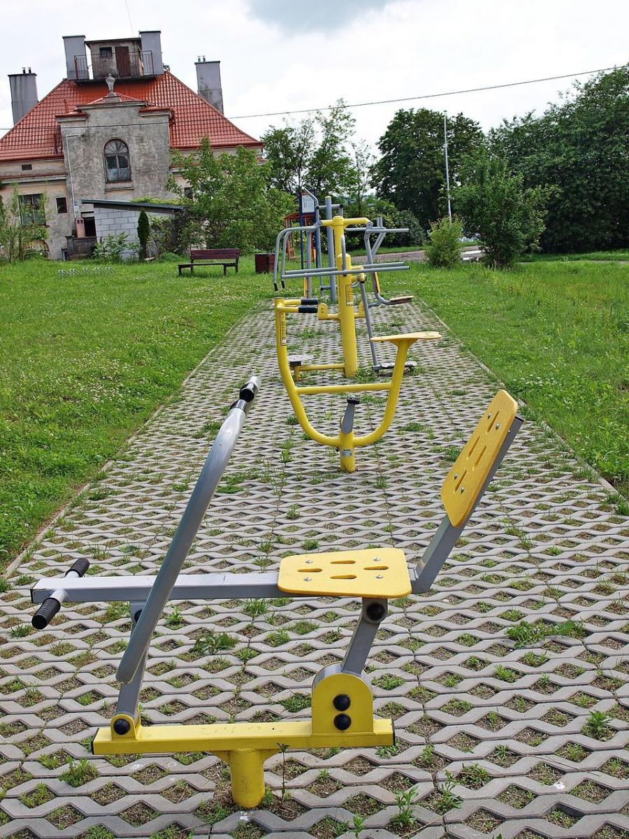 Owszem, zieleń wokół plenerowej siłowni przy ul. Chrobrego jest wybujała, ale nikt nie jest w stanie jej kosić co kilka dni. Wszystkie urządzenia działają natomiast bez zarzutu. Mimo tego odpowiedzialne służby miejskie obiecały dokonać przeglądu obiektu.<br/>fot.Mariusz Godos