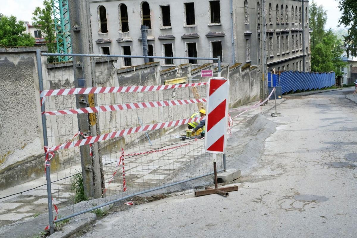 Przed tygodnim pisaliśmy, że chodnik i fragment jezdni ulicy Tatarskiej po awarii jest wyłączony z ruchu. Od dziś wyłączony z ruchu samochodowego jest odcinek od skrzyżowania z ulicą Popiełuszki do skrzyżowania z ulicą Różaną.<br/>fot.Jacek Szwic