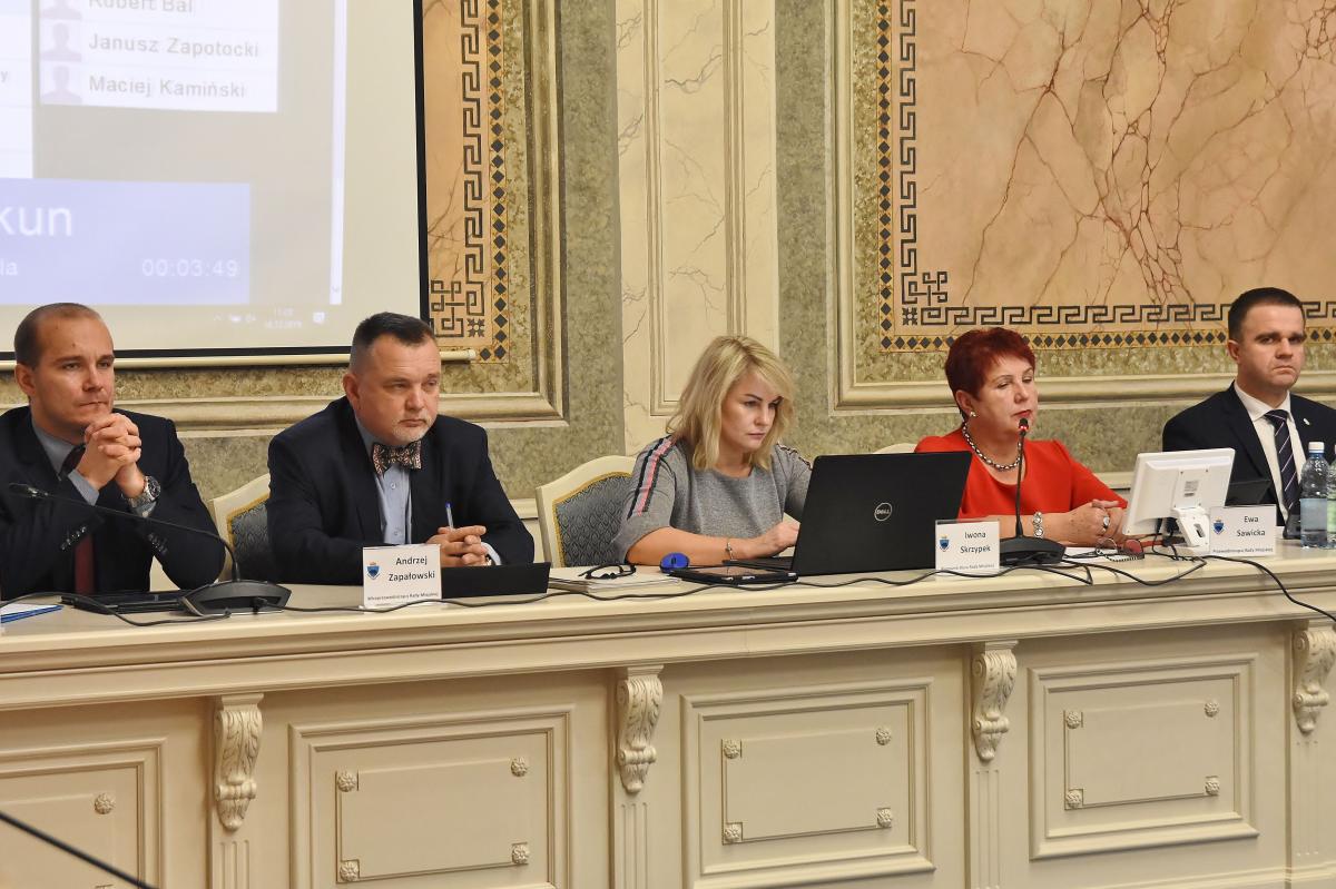 Iwona Skrzypek (w środku) i kierowane przez nią biuro odpowiada za obsługę organizacyjną rady miejskiej i sesji.<br/>fot.Paweł Bugira