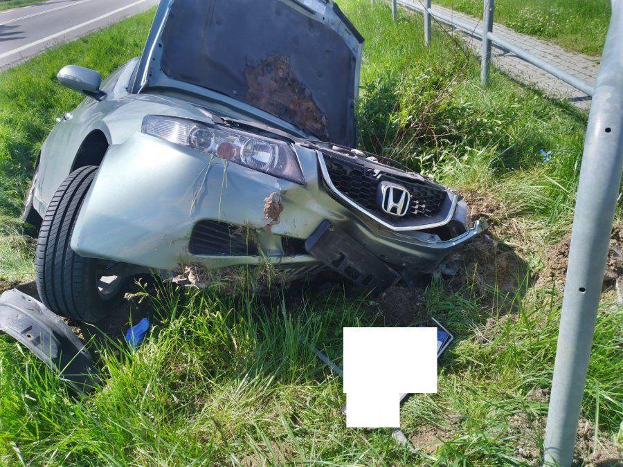 Pojazd zjechał na przeciwny pas ruchu i zatrzymał się w przydrożnym rowie.<br/>fot.KPP Brzozów