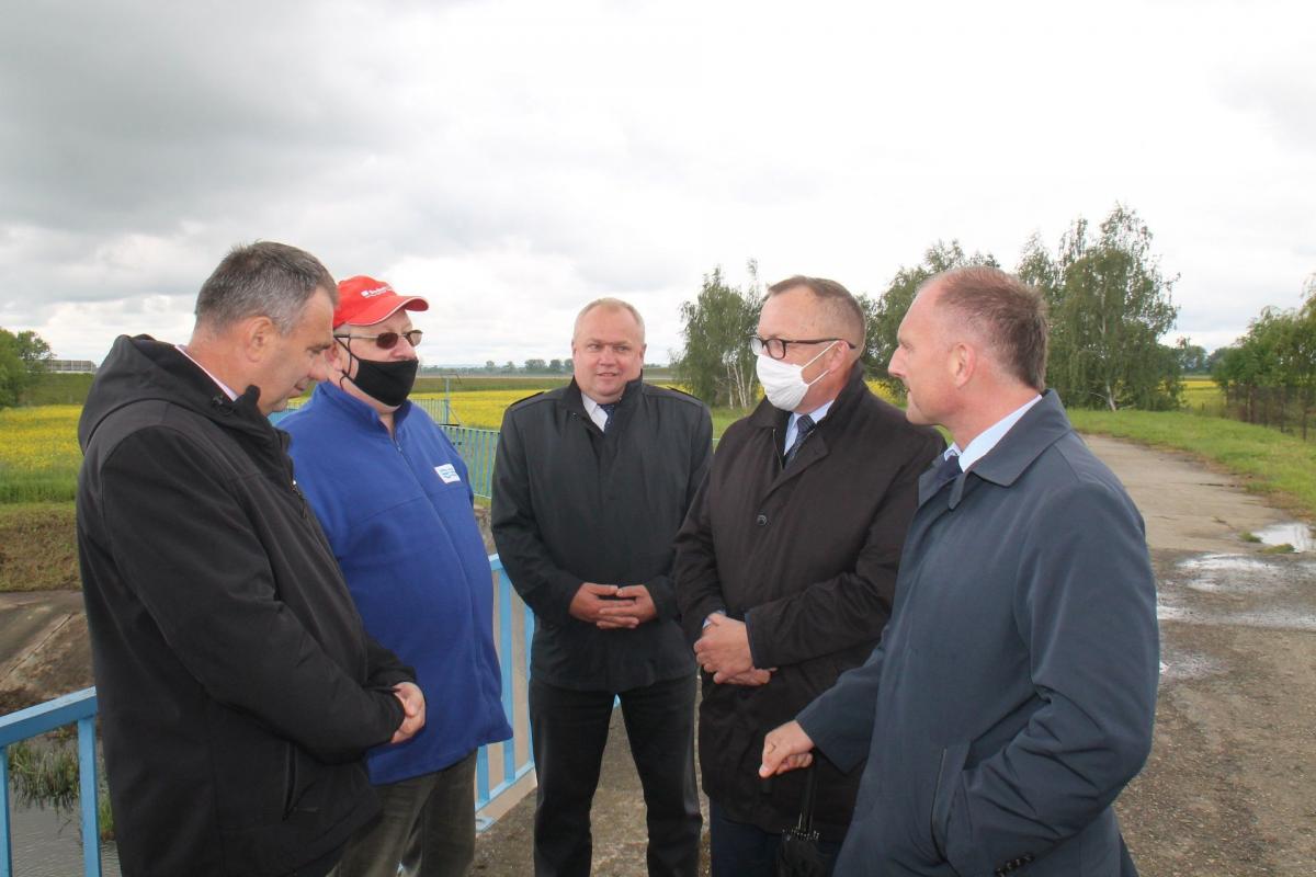 3 czerwca przedstawiciele PGW Wody Polskie spotkali się reprezentantami lokalnego samorządu, by omówić najgorętsze tematy wiązane z gospodarką wodną w regionie. Niecodzienne było miejsce spotkania – zapora w Nienowicach.<br/>fot.UG Radymno
