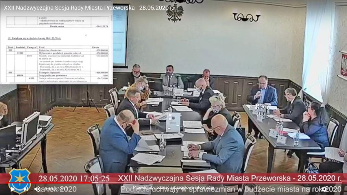 Podczas ostatniej sesji objawy koronawirusowej odwilży były już wyraźnie widoczne: kilku uczestników obrad „zapomniało” maseczek.<br/>fot.UM Przeworsk