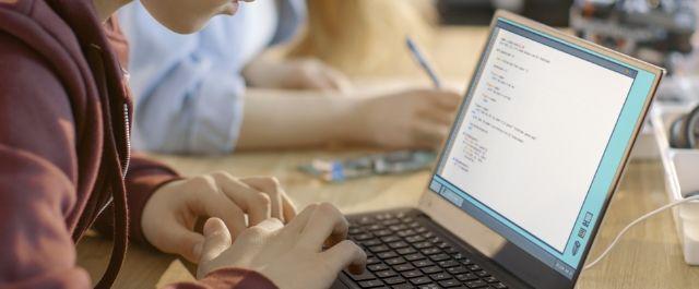 Zdalna edukacja nie dla wszystkich dzieci jest prosta. Niektórym się nie chce, inni mają problemy z dostępem do internetu, niektórzy są niedopilnowani przez rodziców. Niestety, nie ma przepisu, jak i czy w ogóle takich uczniów klasyfikować.<br/>fot.ze zbiorów własnych