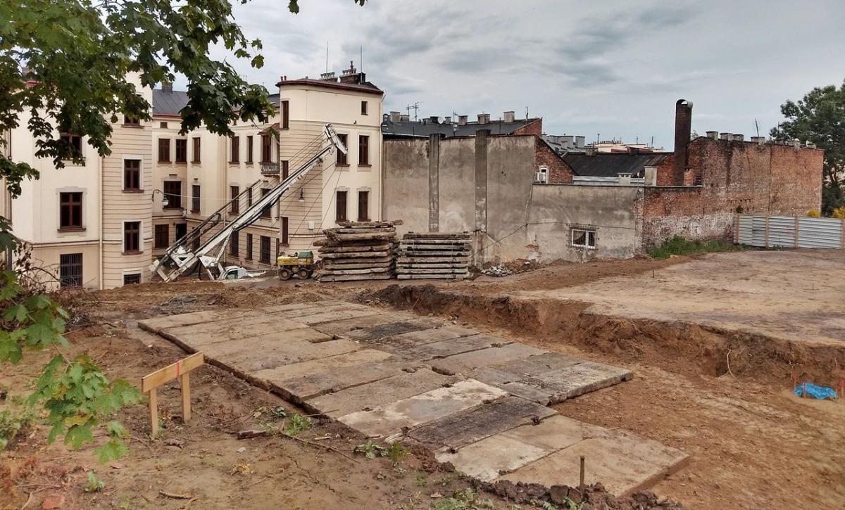 Na działkach przy ulicy Mickiewicza i Tuwima w Przemyślu trwają prace przy budowie nowego gmachu sądu rejonowego. Niedawno ekipy budowlane odkryły ludzkie szczątki.<br/>fot.Mariusz Godos
