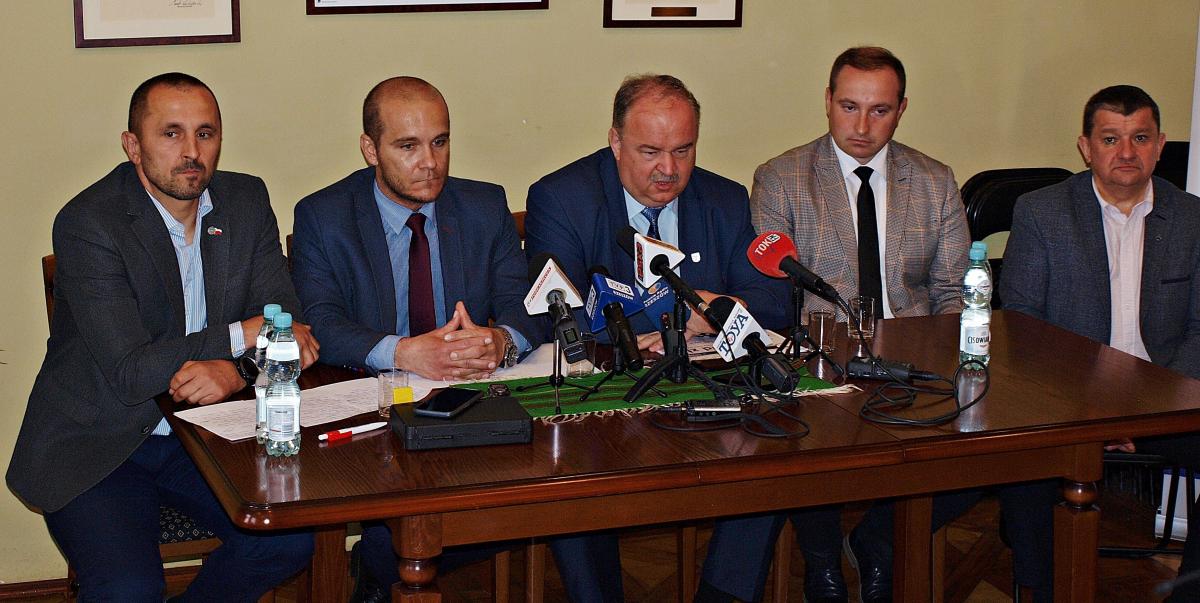 Konferencja prasowa odbyła się z udziałem wicemarszałka województwa podkarpackiego, przemyślanina  Piotra Pilcha (trzeci z lewej). Pierwszy z lewej Daniel Dryniak, obok Maciej Kamiński. Pierwszy z prawej Andrzej Berestecki, obok Wojciech Rzeszutko.<br/>fot.Mariusz Godos