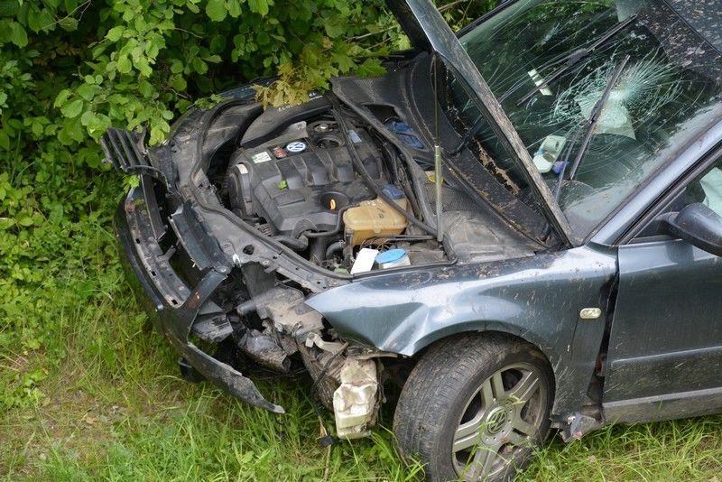 46-letni kierujący volkswagenem, jadąc w kierunku Dukli, stracił panowanie nad pojazdem i wjechał do przydrożnego rowu.<br/>fot.KMP Krosno