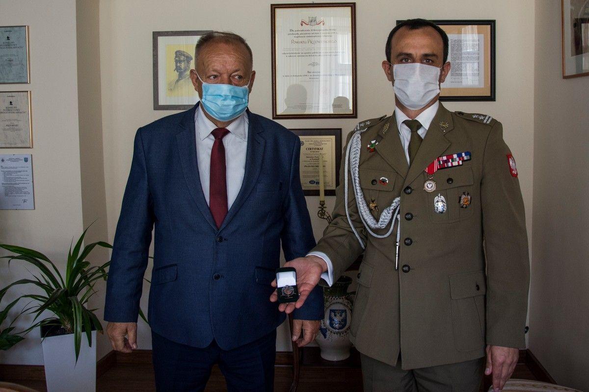 Odznaką Honorową 1. Batalionu Czołgów w Żurawicy wyróżniony został m.in. starosta przemyski Jan Pączek (z lewej). Obok dowódca 1. Batalionu Czołgów w Żurawicy ppłk Rafał Kluz.<br/>fot.archiwum 1. bcz Żurawica