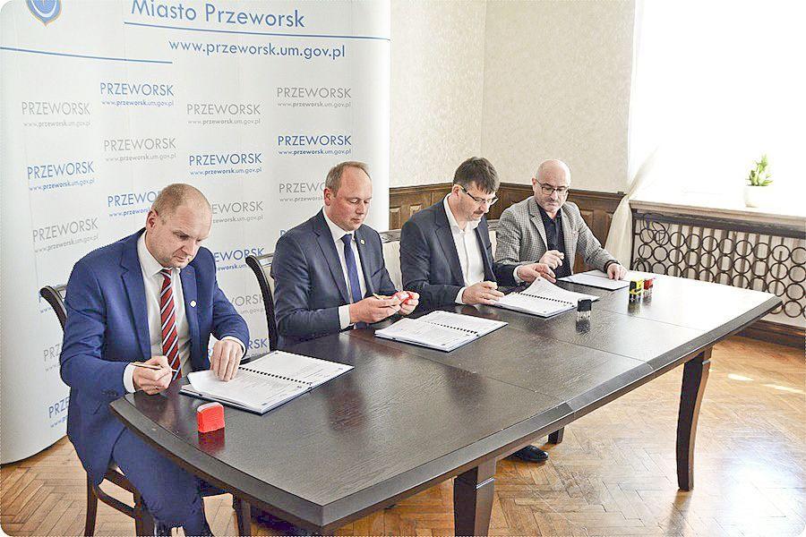 Podpisanie umowy to spory sukces włodarzy miasta i PGK.<br/>fot.UM Przeworsk