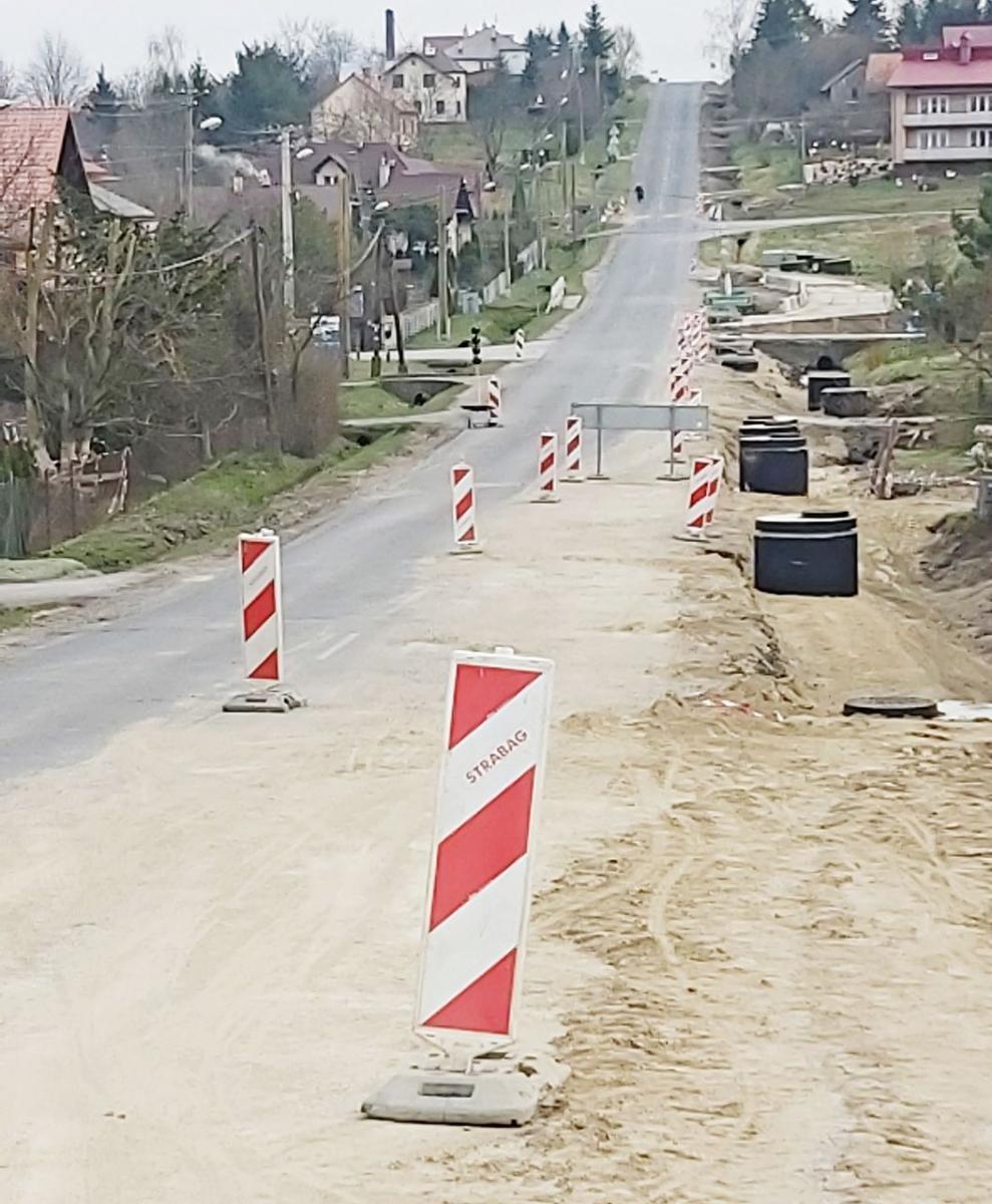 Na razie pierwotnie planowanej ścieżki rowerowej na odcinku drogi wojewódzkiej Przemyśl – Malhowice nie będzie. Być może apel Stowarzyszenia Forum Rozwoju Przemyśla i ich racjonalne argumenty zmienią decyzję władz województwa podkarpackiego.<br/>fot.Mariusz Godos