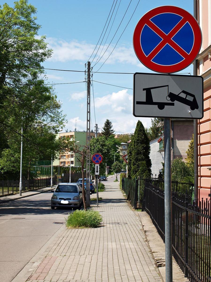 Mimo że na początku ulicy Noskowskiego ustawiony został znak B-36+T-24, który oznacza  zakaz zatrzymywania się, więc parkowanie grozi odholowaniem, a powyżej T-25a, czyli początek zakazu zatrzymywania się, niektórzy zakazy łamią. <br/>fot.Mariusz Godos