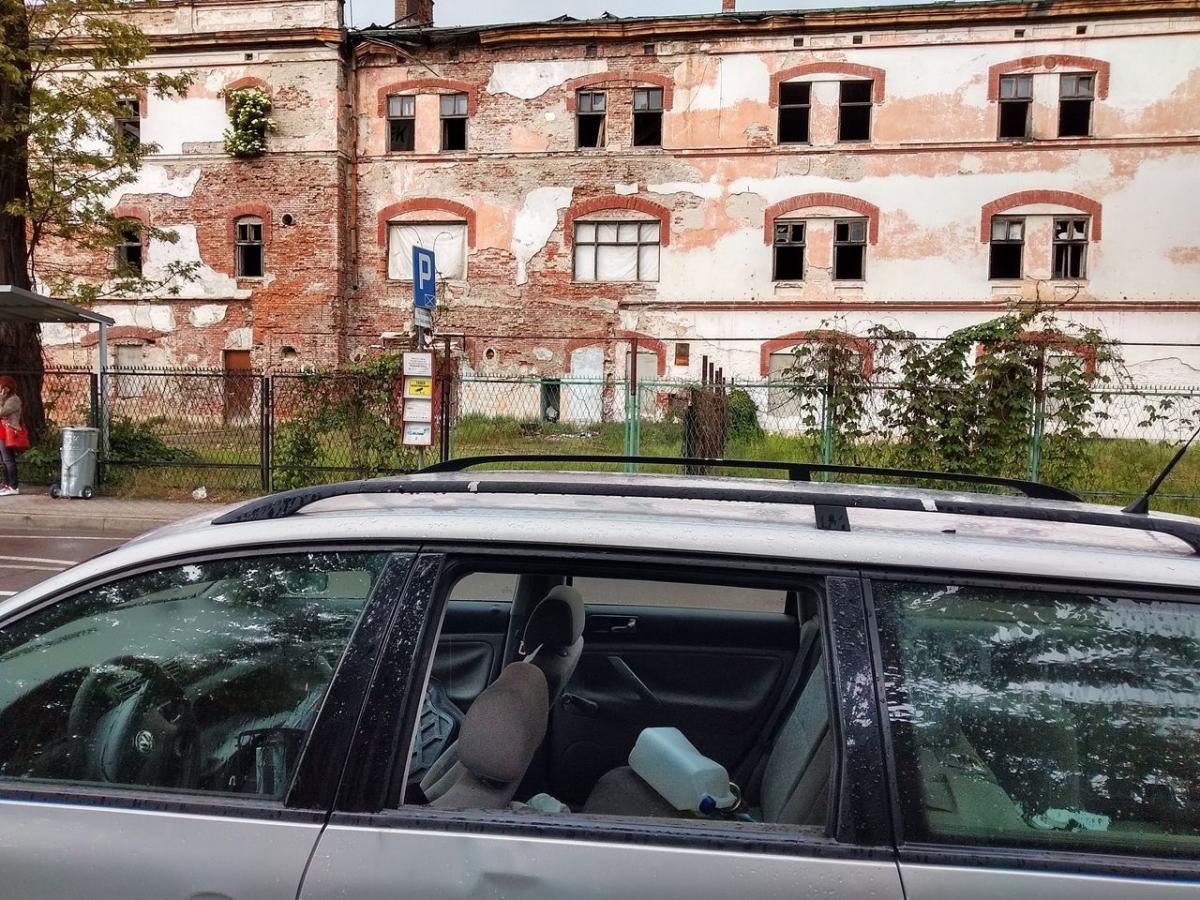 Gdyby problemem ulicy Czarnieckiego było tylko to straszydło, konwencja horroru byłaby nieco przesadzona. Ale ostatnio ktoś – niemal vis-a-vis ruiny – zrobił sobie na chodniku parking dla starych samochodów. fot.Mariusz Godos