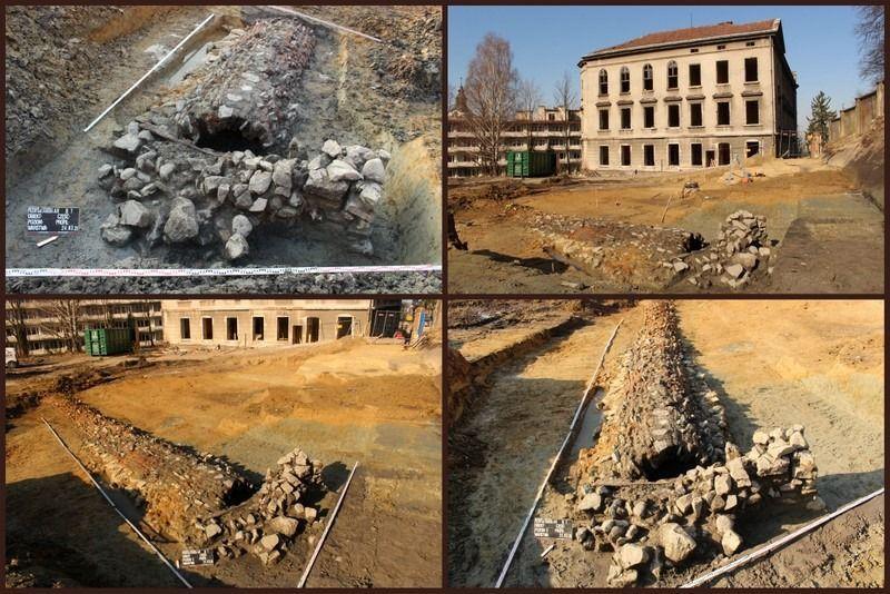 Pod kilkumetrową warstwą humusu i nawarstwień współczesnych odnaleziono pozostałości po konstrukcji słupowej oraz jamy osadowe o charakterze gospodarczym z okresu wczesnego średniowiecza, a także wał z fosą, będący częścią XVII-wiecznych fortyfikacji otaczających miasto od strony południowej. Odkryt