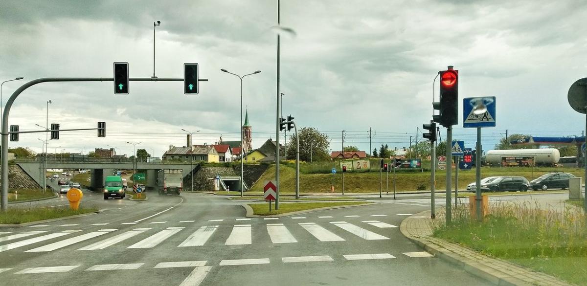 Na możliwość zjazdu z obwodnicy w ulicę Wincentego Pola kierowcy mają... trzy sekundy! Tyle bowiem pali się „zielone”.<br/>fot.Mariusz Godos