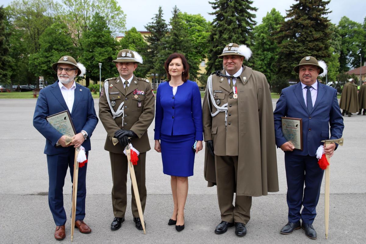 Tytuł „Honorowego Podhalańczyka” otrzymały dwie osoby. Mieszkający w podprzemyskiej Żurawicy dr Lucjan Fac – historyk wojskowości (pierwszy z lewej) oraz Krzysztof Kawalec – prezes podkarpackiej organizacji wojewódzkiej Ligi Obrony Kraju.<br/>fot.21. Brygada Strzelców Podhalańskich