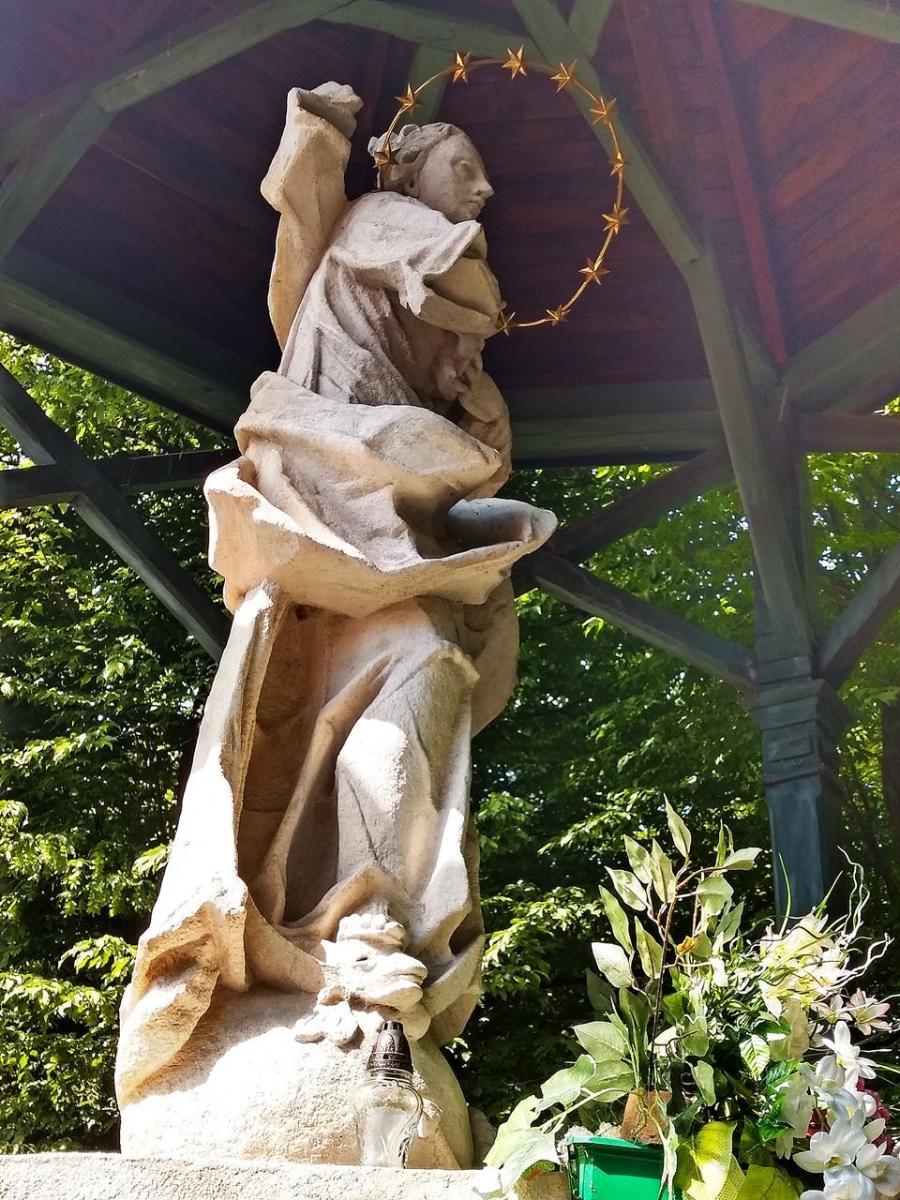 Aureola na skroni Matki Bożej – Immaculaty ponownie została naderwana i powyginana. Pewnie władze miasta zdecydują się na kolejną naprawę, ale trzeba pamiętać, że każda ingerencja w strukturę zabytkowej figury może drogo kosztować.<br/>fot.Mariusz Godos