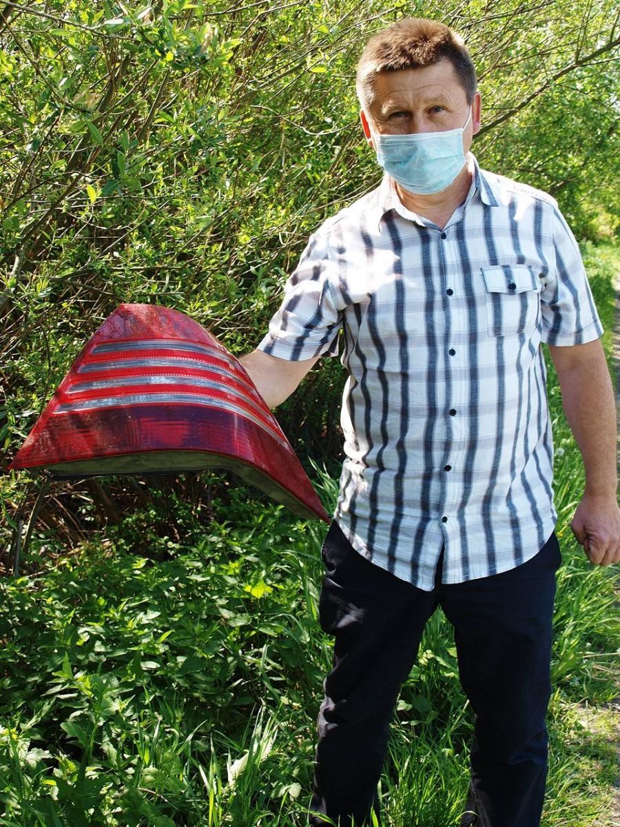 Prezes Ogródków Działkowych „Nadzieja” Adam Sało wydobył w przydrożnego rowu samochodową lampę. Takich „kwiatków” jest tam znacznie więcej.<br/>fot.Mariusz Godos