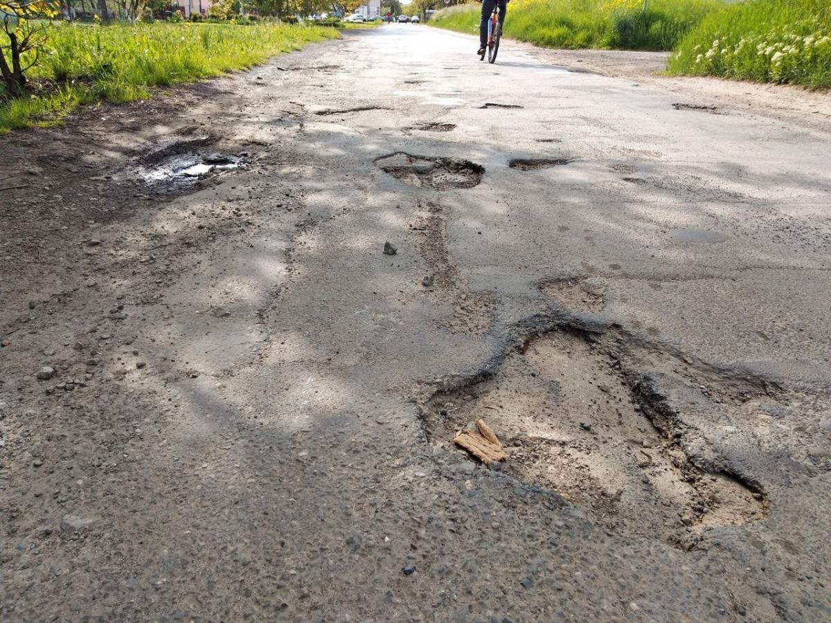 Jedną z bocznych uliczek, na której nawierzchnię bardzo narzekają mieszkańcy, jest ulica Sybiraków. Jedna dziura większa od drugiej. Jak zapewnił dyrektor ZDM w Przemyślu Jacek Cielecki, te zostaną załatane, ale na jak długo to wystarczy, nie wiadomo.<br/>fot.Mariusz Godos