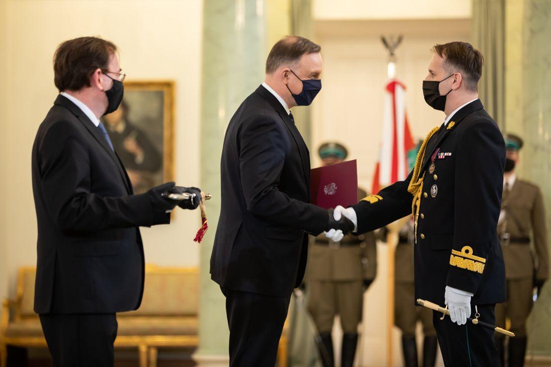 Prezydent RP Andrzej Duda mianuje płk. Andrzeja Prokopskiego na stopień kontradmirała SG.<br/>fot.Grzegorz Jakubowski | KPRP