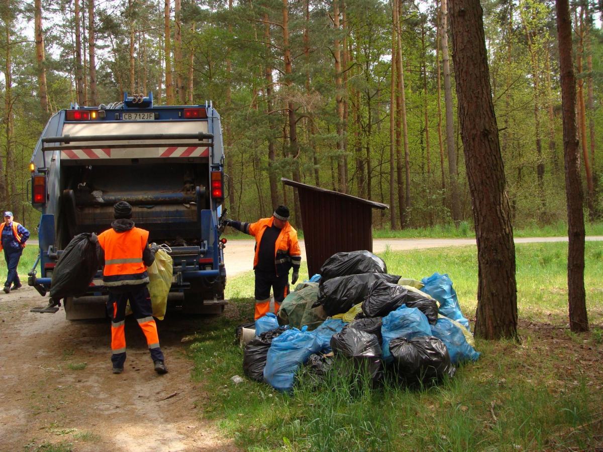 Z rowów przydrożnych i lasów na terenie gminy Lubaczów zebrano łącznie ponad 2,5 tony odpadów.<br/>fot.UG Lubaczów