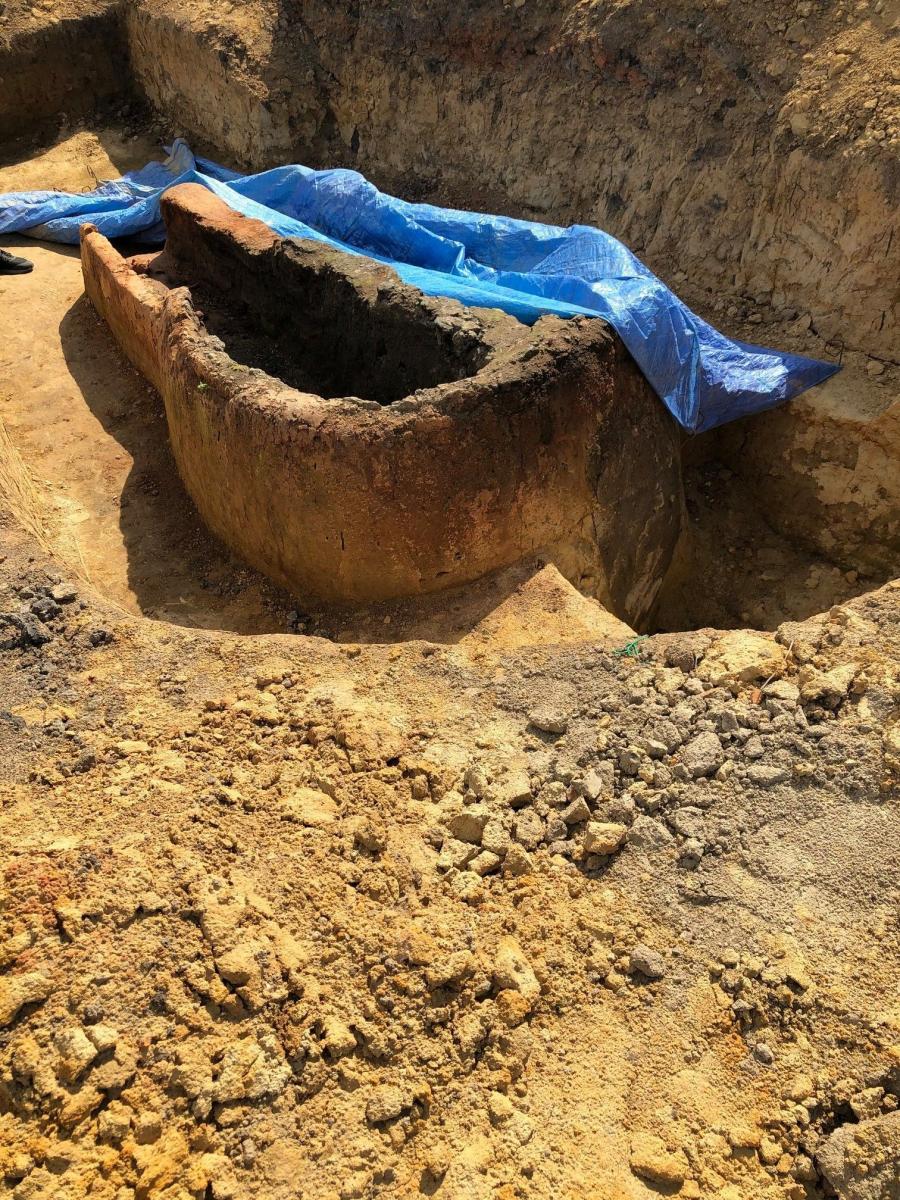 Poniżej piecowisk archeolodzy wyróżnili znacznej głębokości jamy zasobowe i gospodarcze. Wśród nich odnaleziono piec dwukomorowy do wypału ceramiki stołowej. To wyższa szkoła jazdy. Zachował się w bardzo dobrym stanie.<br/>fot.PWUOZ Przemyśl