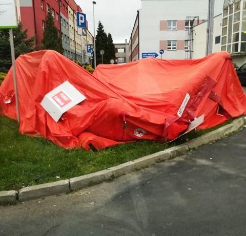 12 maja br. doszło do niebezpiecznej i niecodziennej sytuacji. Wielogodzinne opady deszczu sprawiły, że płaski „dach” wypełnił się wodą. <br/>fot.ze zbiorów własnych