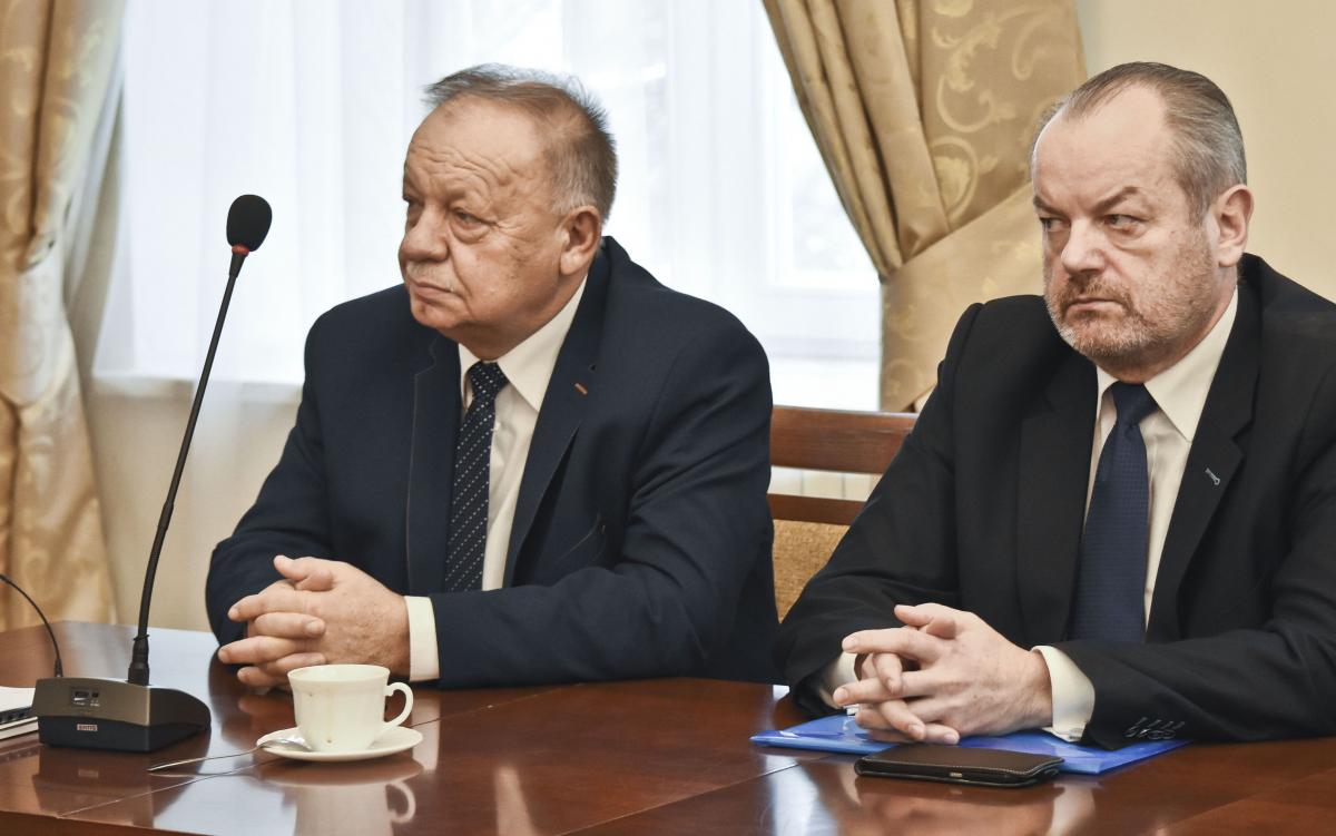 Władze przemyskiego starostwa (z lewej starosta Jan Pączek, obok wicestarosta Marek Kudła) mogą wreszcie odetchnąć.<br/>fot.Paweł Bugira