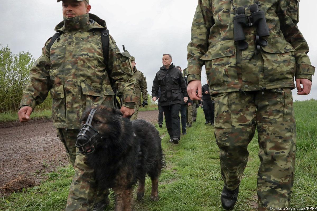 W towarzystwie funkcjonariuszy SG prezydent Andrzej Duda przechadzał się wzdłuż polsko-ukraińskiej granicy.<br/>fot.Jakub Szymczuk/KPRP