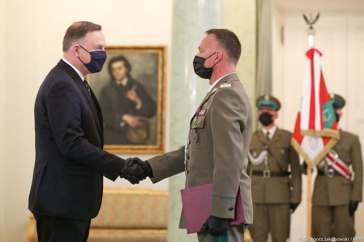 Prezydent RP Andrzej Duda wręcza akt nominacji na generała brygady Straży Granicznej płk. Robertowi Inglotowi.<br/>fot.Grzegorz Jakubowski | KPRP