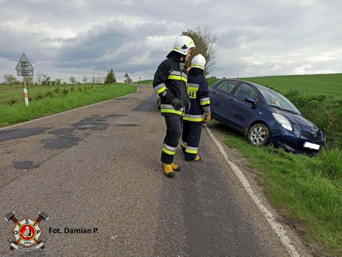 Do przykrego zdarzenia doszło po godzinie 15. Kiedy na miejsce przybył zastęp strażaków ochotników z OSP w Maćkowicach, zastali samochód marki Toyota w przydrożnym rowie.fot.Damian P./OSP Maćkowice