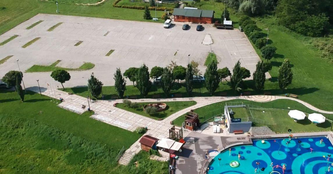 Jeśli pozwoli na to sytuacja epidemiczna w Polsce, przemyślanie dwukrotnie spotkają się w letnim kinie samochodowym. Miejsc na parkingu dolnej stacji wyciągu narciarskiego powinno wystarczyć...<br/>fot.POSiR Przemyśl