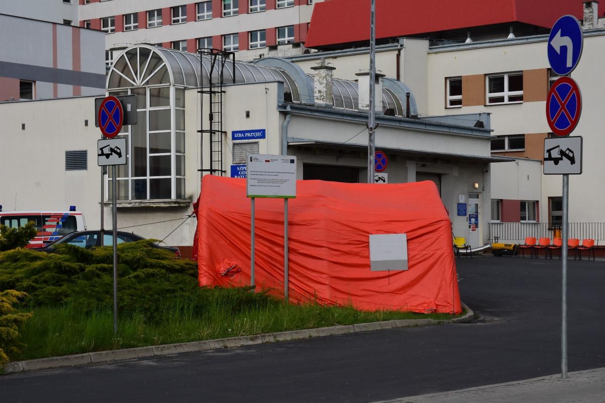 Lokalizacja namiotu przy SOR-ze szpitala wojewódzkiego w Przemyślu pozwala na to, aby próbki pobrać od pacjenta przez uchyloną szybę samochodu. <br/>fot.Paweł Bugira