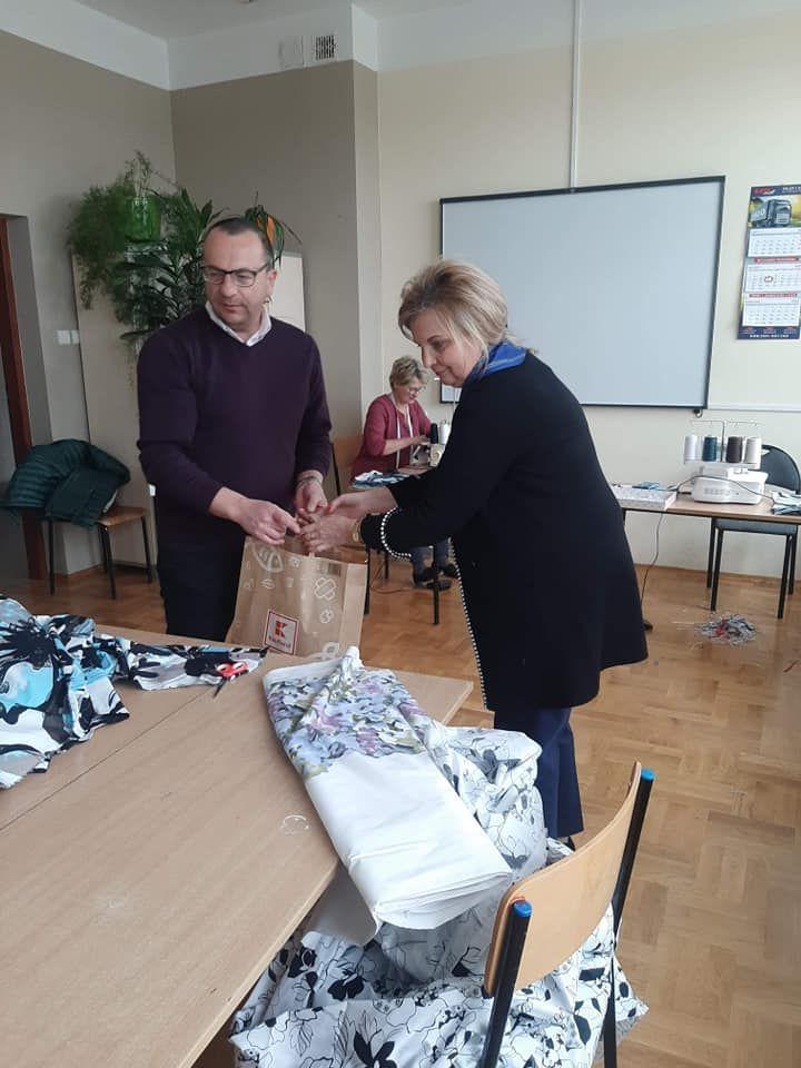 Inicjatorką akcji była Bożena Ryczan, dyrektorka szkoły w Orzechowcach (na zdjęciu z wójtem Tomaszem Szeleszczukiem). <br/>fot.UG Żurawica