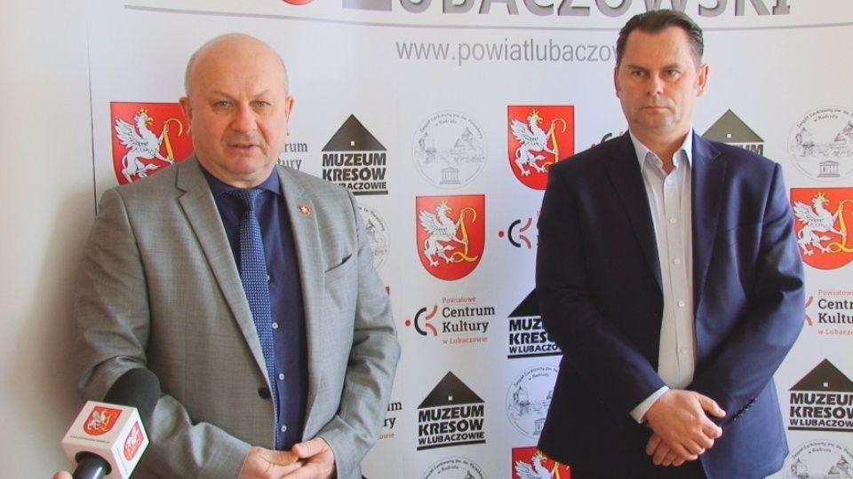 Starosta lubaczowski Zenon Swatek (z lewej) i dyrektor szpitala w Lubaczowie Leszek Kwaśniewski przyznają, że jeszcze miesiąc temu spodziewali się większych trudności w zaopatrzeniu szpitala w środki ochrony przed wirusem. Stąd zmiana celu zbiórki na kardiomonitor na oddział pediatryczny. <br/>fot.S