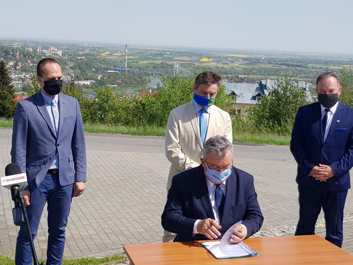 Minister infrastruktury Andrzej Adamczyk parafuje program inwestycyjny dla budowy zachodniej obwodnicy Przemyśla. Obok (od lewej): wiceminister Rafał Weber, były Marszałek Sejmu RP, poseł Marek Kuchciński oraz dyrektor rzeszowskiego oddziału GDDKiA Bogdan Tarnawski.<br/>fot.ze zbiorów własnych