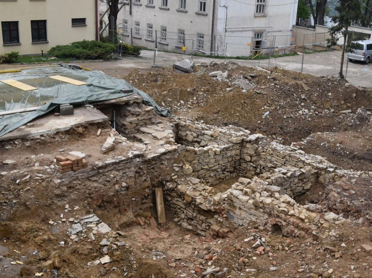 Relikty murów kamiennych (z fragmentami ceglano-kamiennymi) odkryły ekipy prowadzące badania archeologiczne, prowadzące badania na terenie klasztoru Znalezienia Krzyża Zakonu Braci Mniejszych Konwentualnych (Franciszkanów) w Kalwarii Pacławskiej.<br/>fot.PWUOZ Przemyśl