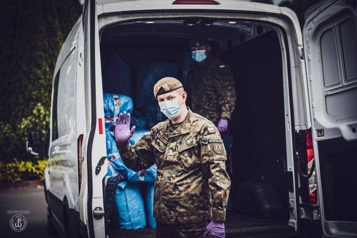 Terytorialsi dostarczyli m.in. 63 tys. litrów płynów dezynfekcyjnych z zasobów Wojewódzkiego Magazynu Obrony Cywilnej do żłobków i przedszkoli w 159 gminach na Podkarpaciu.<br/>fot.3. Brygada Obrony Terytorialnej