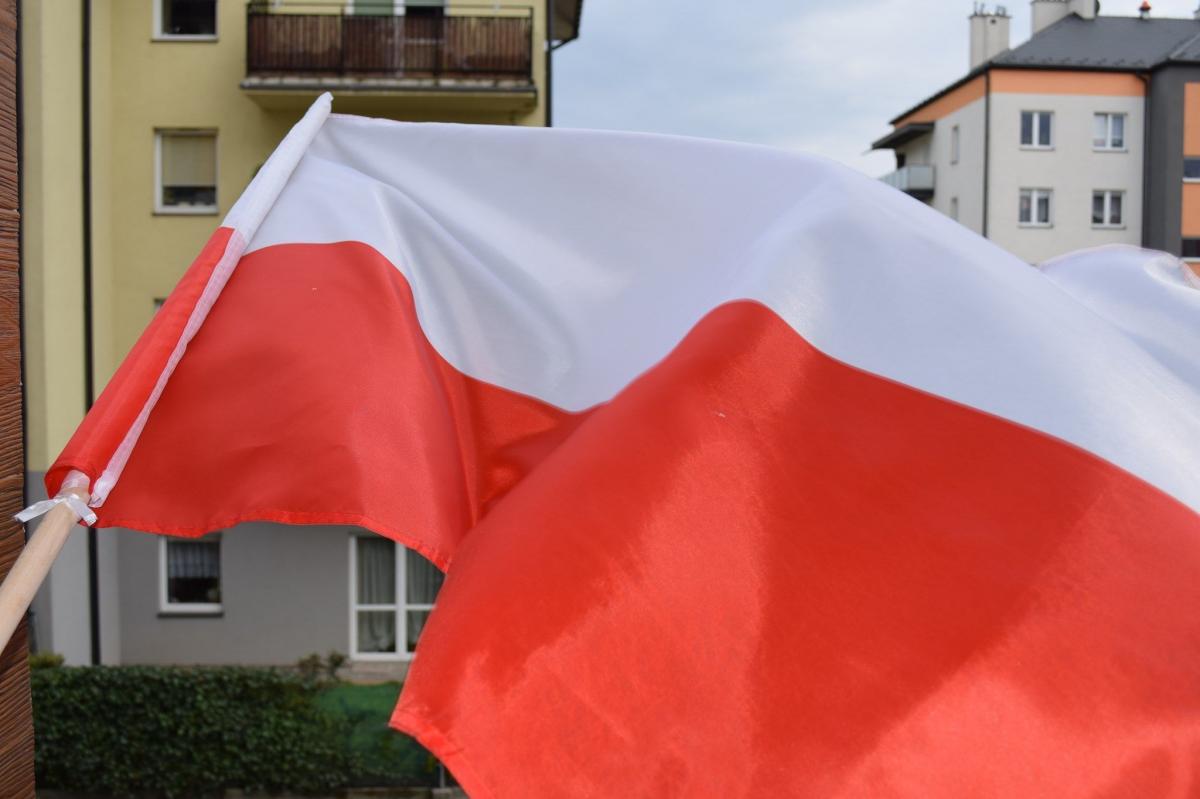 . Jarosławianie w dobie pandemii wyraz swym patriotycznym uczuciom oddali przyłączając się do akcji „Powiewa dumnie i u mnie!” tworząc galerię zdjęć uświetniającą przede wszystkim obchodzony 2 maja Dzień Flagi Rzeczypospolitej Polskiej. 

<br/>fot.CKiP Jarosław