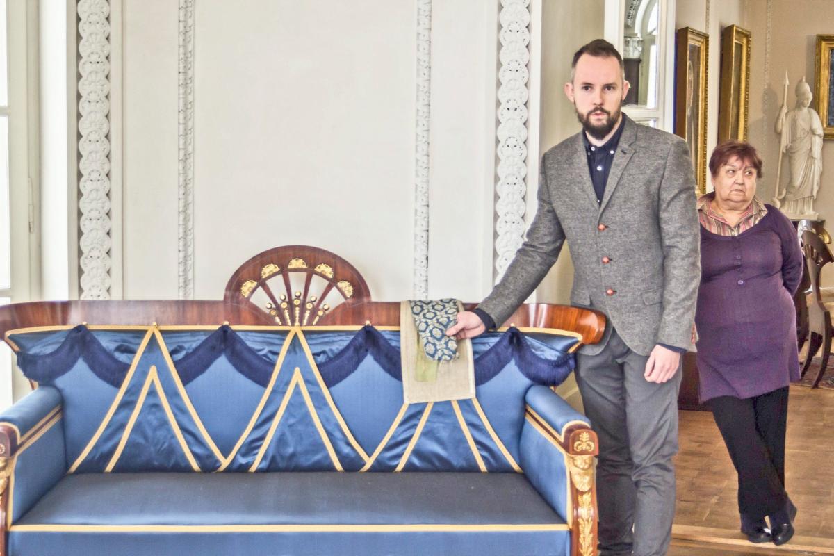 Filip Sołtys, który wykonał pierwszy etap prac restauratorskich w 2018 roku, prezentuje próbki oryginalnych tkanin, jakimi wykończona była kanapa. 

<br/>fot.Bartłomiej Pacek