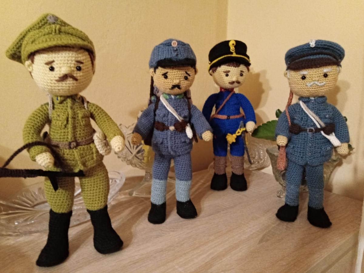 Pani Ewa najbardziej dumna jest z kolekcji szydełkowych żołnierzy z różnych epok.<br/>fot.ze zbiorów Ewy Leśniak