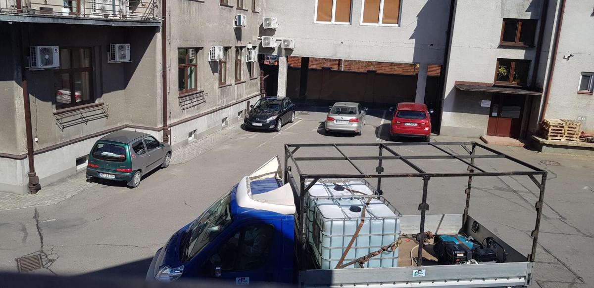Do pisma G. Lewandowski dołączył m.in. zdjęcia z placu PWiK i produktu, którym – jego zdaniem – dezynfekowane były chodniki, ulice, place, kamienice czy przystanki autobusowe w mieście.<br/>fot.ze zbiorów własnych