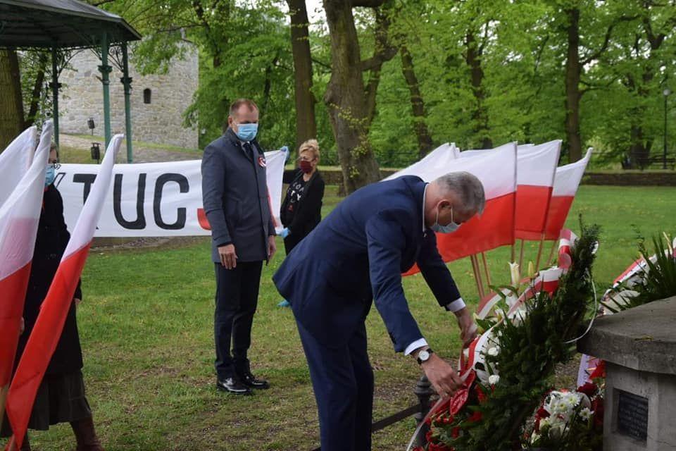 Półtorej godziny po wizycie władz miasta i delegacji PiS na Wzgórze Zamkowe przybyła delegacja Koalicji Obywatelskiej na czele z posłem Markiem Rząsą oraz radnym, byłym kandydatem na prezydenta miasta, Wojciechem Błachowiczem.<br/>fot.ze zbiorów własnych