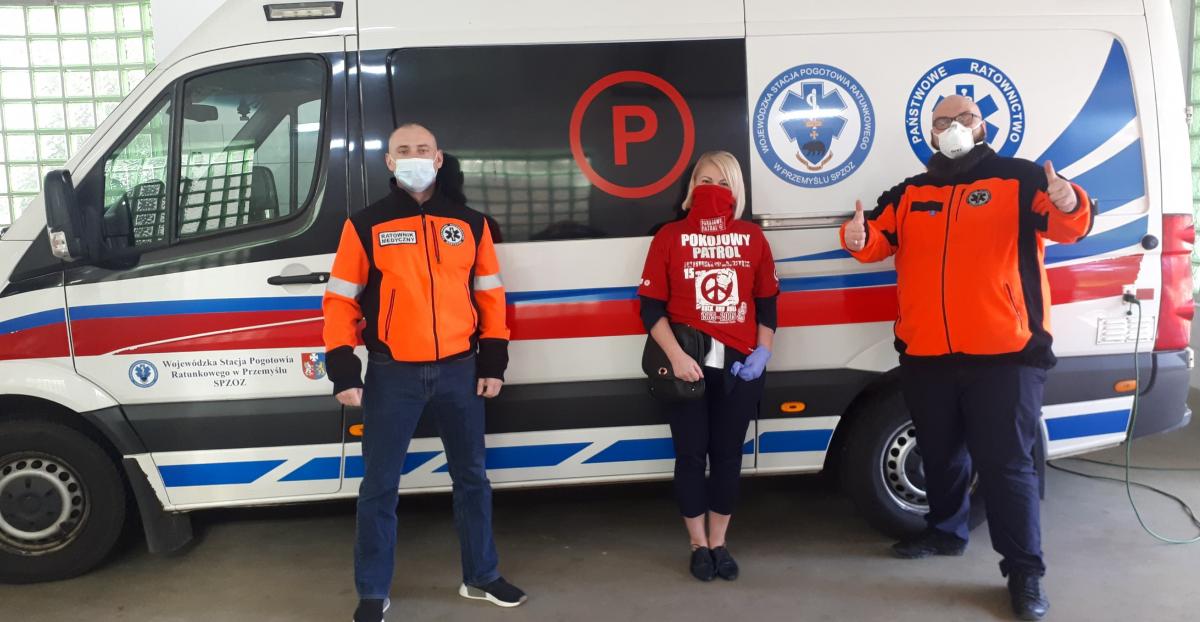 Małgorzata Stec w towarzystwie dyrektora Wojewódzkiej Stacji Pogotowia Ratunkowego Rafała Kijanki (z lewej) oraz rzecznik prasowy pogotowia – Marka Janowskiego. <br/>fot.ze zbiorów własnych