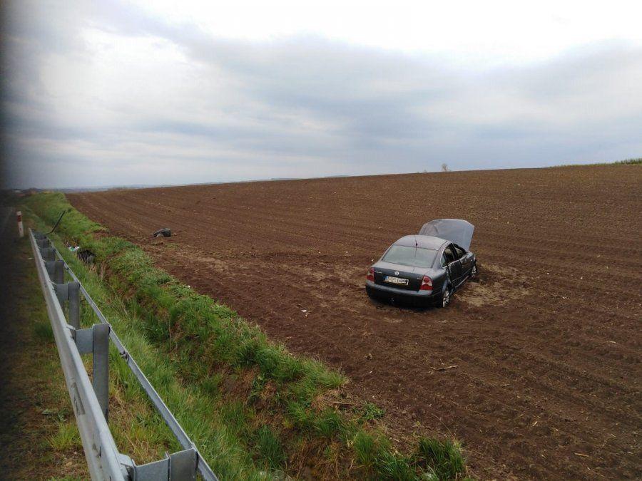 59-letni kierowca volkswagena na zakręcie stracił panowanie nad pojazdem, przeciął przeciwległy pas ruchu, a następnie wjechał na przydrożne pola, gdzie dachował.<br/>fot.KPP Łańcut