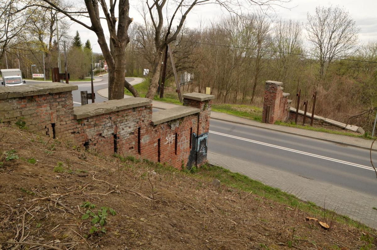 Brama Dobromilska, znajdująca się przy ulicy Słowckiego w Przemyślu, stanowiła część fortyfikacji poligonalnej twierdzy. Po wykonaniu dokumentacji i uzyskaniu wszelkich pozwoleń przy współpracy z miastem członkowie ZGFTP zamierzają przeprowadzić niezbędne prace remontowe bramy.<br/>fot.ZGFTP