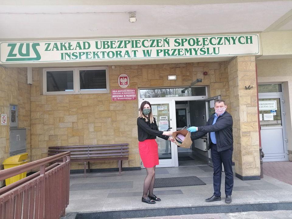 – Wspólnie postanowiliśmy się aktywnie włączyć w pomoc w walce z pandemią koronawirusa, szyjąc maski ochronne – powiedział prezes przemyskiego oddziału Towarzystwa Walki z Kalectwem Andrzej Berestecki. Maseczki trafiły m.in. do przemyskiego oddziału ZUS.<br/>fot.ze zbiorów własnych