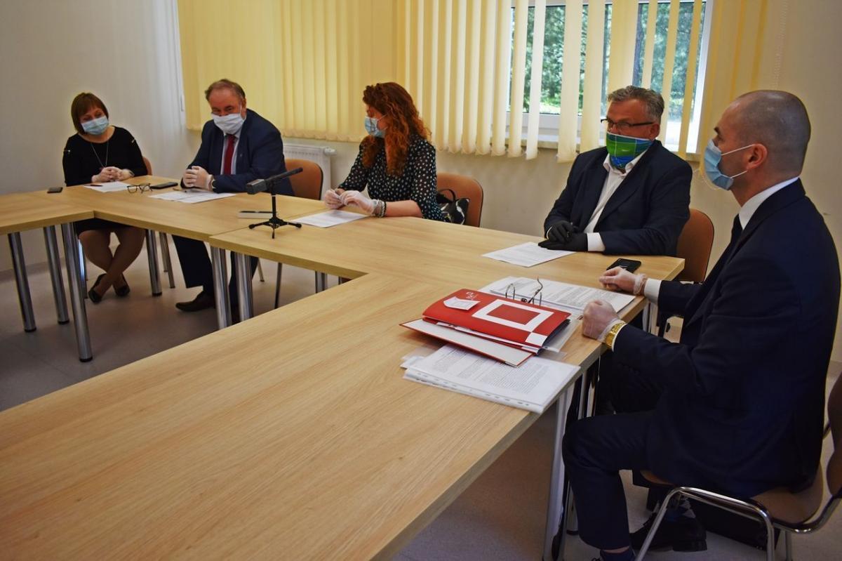 Umowa podpisana została 23 kwietnia br. w przemyskim szpitalu w specjalnie zaaranżowanym otoczeniu, z zachowaniem wszystkich wymaganych zaleceniami procedur.<br/>fot.ze zbiorów własnych