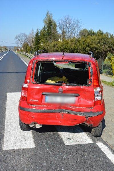 W tył fiata panda wjechał potężny samochód ciężarowy marki DAF.<br/>fot.KPP Krosno