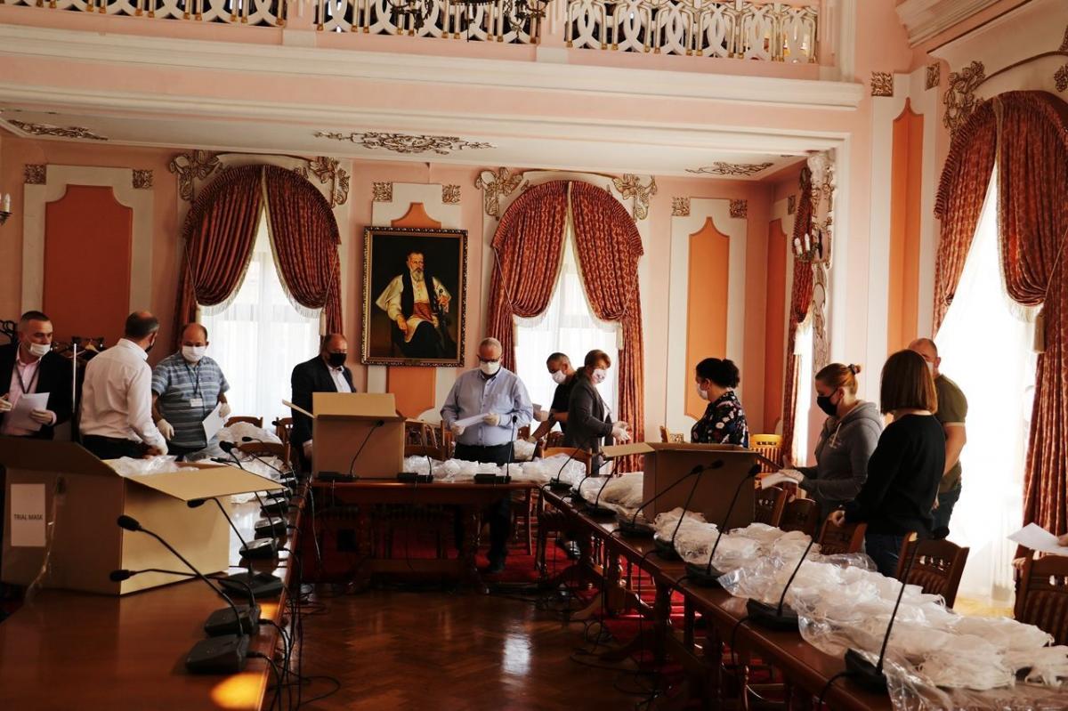 18 kwietnia br. do akcji dołączył Jarosław. Za pośrednictwem radnych i członków rad dzielnic pierwsza partia maseczek wielorazowego użytku (5 tys. sztuk) trafiła do części domów jednorodzinnych w siedmiu dzielnicach miastach.<br/>fot.UM Jarosław
