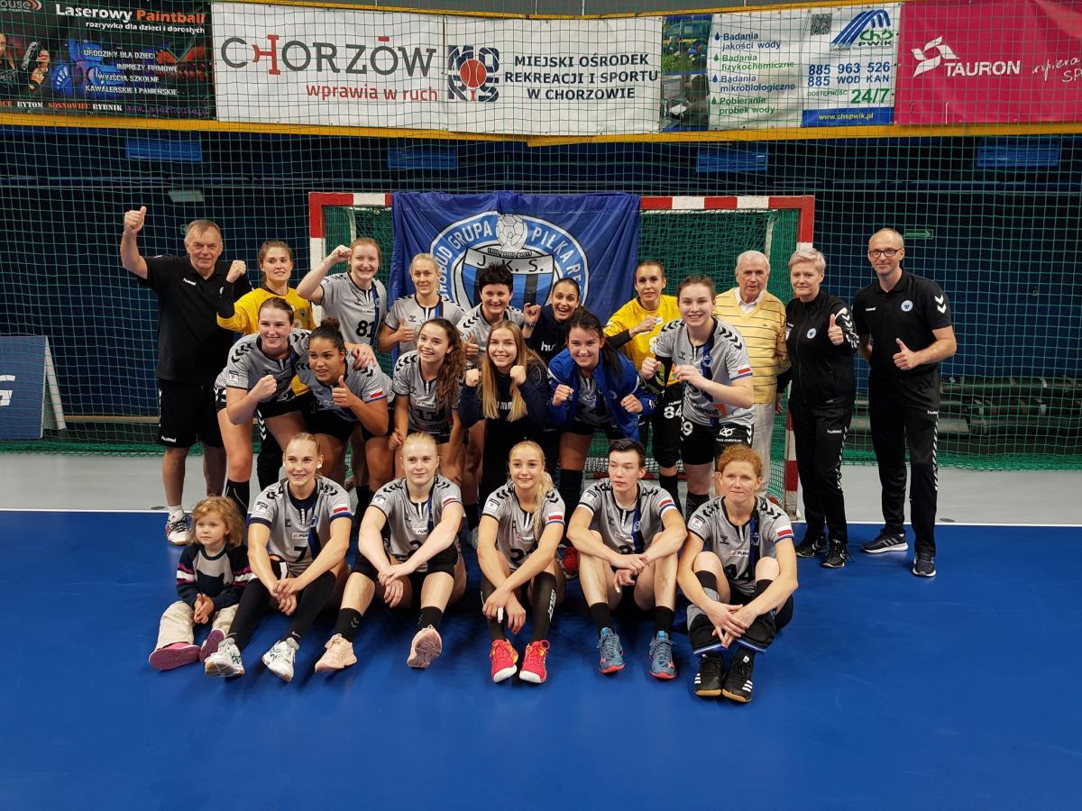 Eurobud JKS Jarosław w sezonie 2019/20: na zdjęciu od lewej – górny rząd: Vit Teleky – trener, Karolina Szczurek, Katarzyna Kozimur, Angelika Luberecka, Sylwia Strzębała, Annamaria Musakova, Marta Backiel, Józef Cebularz – trener JKS-u w latach 90-tych, Monika Cholewa – asystent trenera, Paweł Trojn