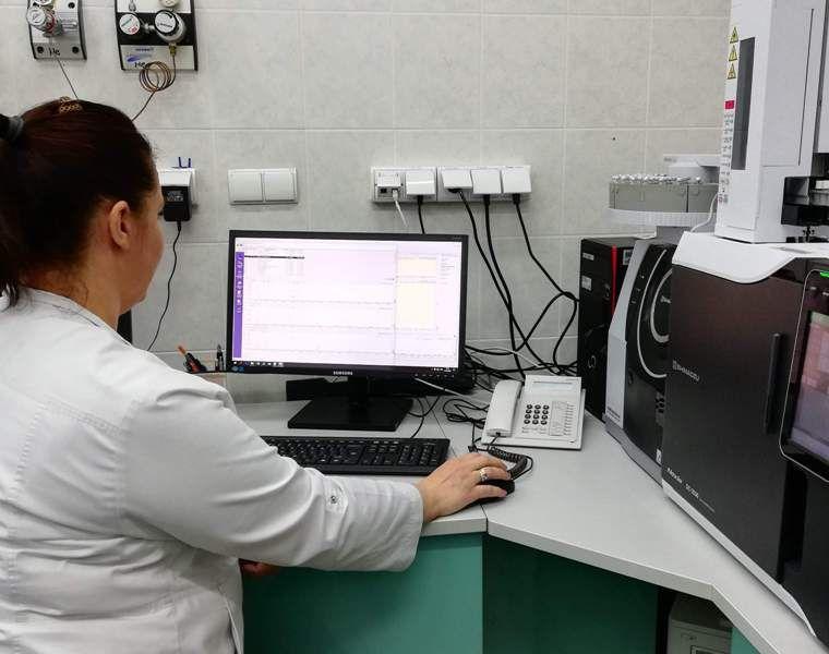 Ponad 1 tys. 400 litrów spirytusu, który został zarekwirowany podczas kontroli granicznych, podkarpacki oddział Krajowej Administracji Skarbowej przekazał na walkę z pandemią koronawirusa SARS-CoV-2.<br/>fot.IAS w Rzeszowie